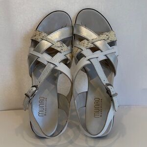 Munro American NWOT Mixed Metallic and Cream Strappy Heeled Slingback Sandals 6